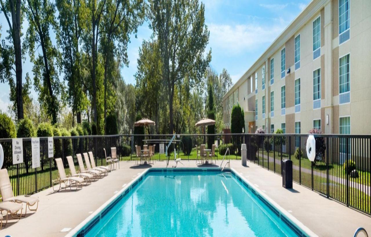 Holiday Inn Johnstown-Gloversville Bagian luar foto